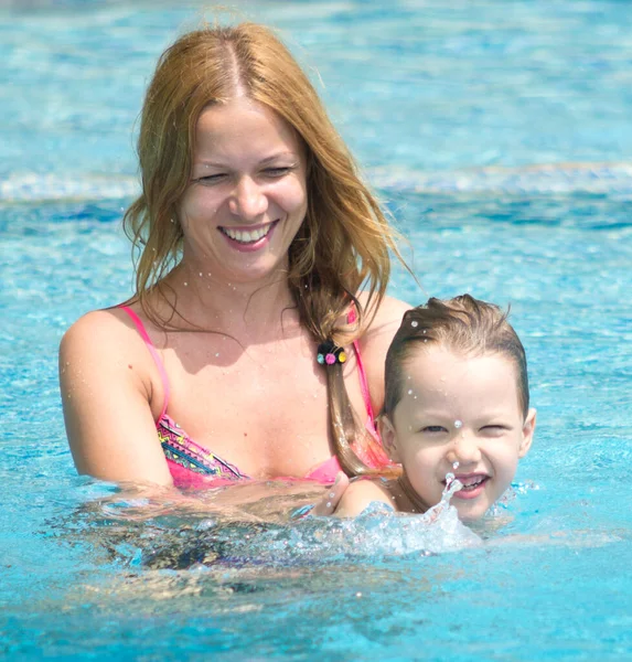 Mãe Feliz Com Seu Filho Uma Piscina — Fotografia de Stock