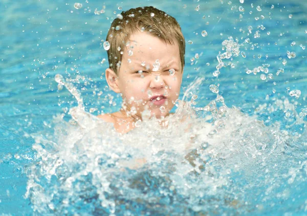 Jongen Het Zwembad — Stockfoto
