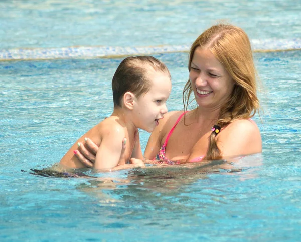 Šťastná Matka Svým Synem Bazénu — Stock fotografie