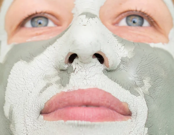 Wanita Muda Cantik Dengan Masker Tanah Liat Wajahnya — Stok Foto