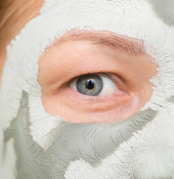 Wanita Muda Cantik Dengan Masker Tanah Liat Wajahnya — Stok Foto