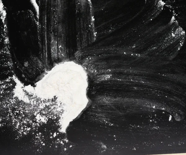 黒の背景に白い粉 — ストック写真