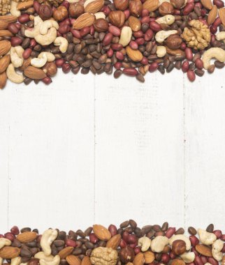 Ahşap arka planda karışık fındık