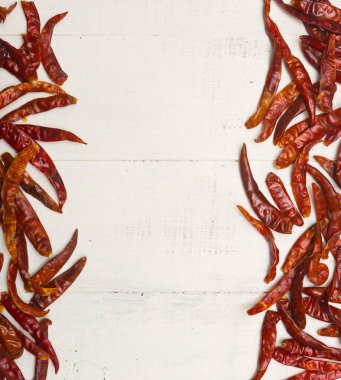 Ahşap arka planda kuru biber