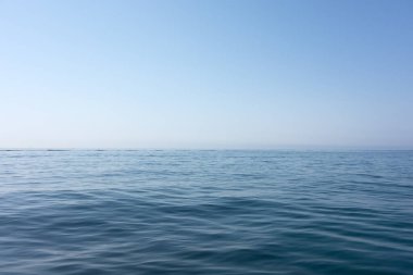 Bulanık deniz ve mavi gökyüzü