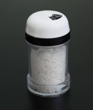 Siyah arkaplanda tuzluk