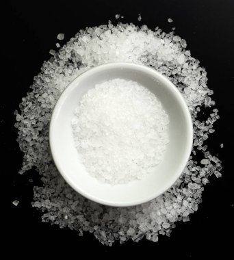 Siyah arka planda deniz tuzu