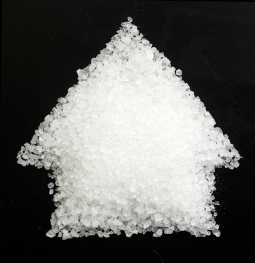 ev şekilli tuz yığını siyah arkaplanda