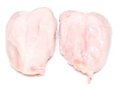 Beyaz arka planda tenli iki tavuk göğsü.