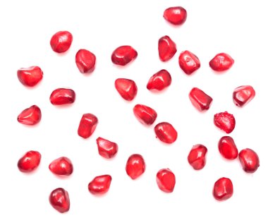 Beyaz arkaplanda izole edilmiş nar tohumları