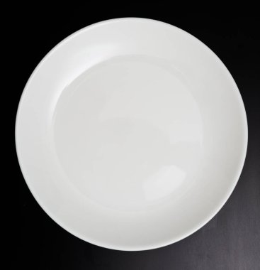 Siyah arkaplanda beyaz plaka izole