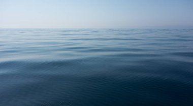 Güzel deniz ve mavi gökyüzü