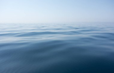 Güzel deniz ve mavi gökyüzü