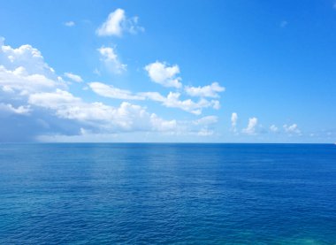 Güzel deniz ve mavi gökyüzü