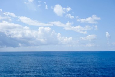 Güzel deniz ve mavi gökyüzü