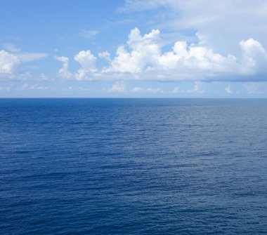 Bulanık deniz ve mavi gökyüzü