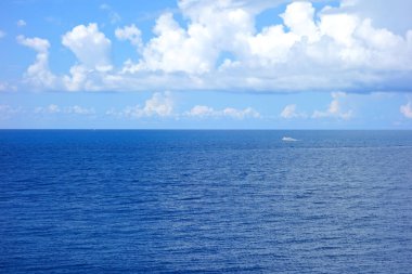 Güzel deniz ve mavi gökyüzü