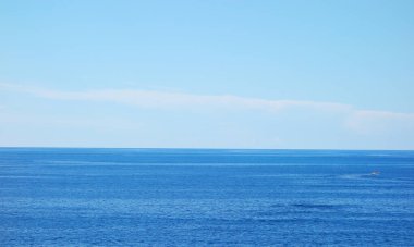 Güzel deniz ve mavi gökyüzü