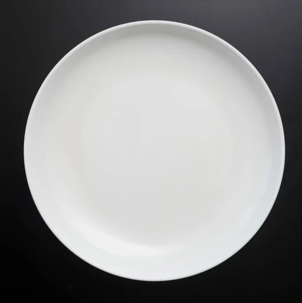 Weißer Teller Auf Schwarzem Hintergrund — Stockfoto