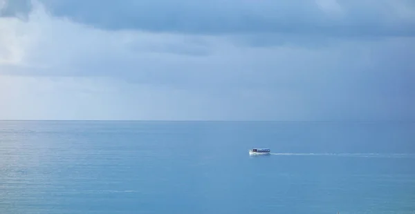 Łódź Morzu Deszczowymi Chmurami — Zdjęcie stockowe