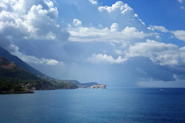 美丽的雨海和Sveti Stefan — 图库照片