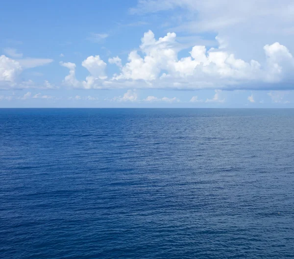 Mar Borrado Céu Azul — Fotografia de Stock