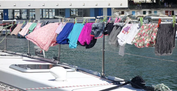 Kleider Auf Dem Boot Aufhängen — Stockfoto