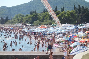 Budva, Karadağ - 30 Temmuz 2017 - Budva sahilindeki insanlar