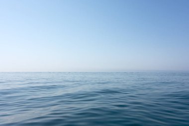 Sabah denizi ve mavi gökyüzü
