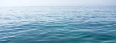 Sabah denizi ve mavi gökyüzü