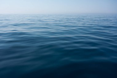 Güzel deniz ve mavi gökyüzü