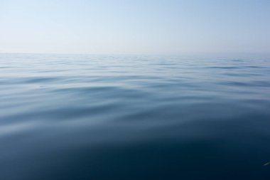 Güzel deniz ve mavi gökyüzü