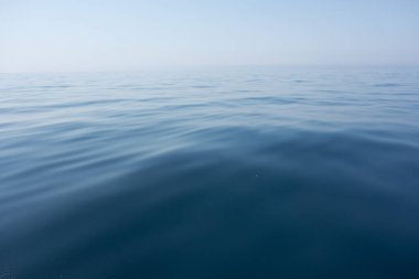 Güzel deniz ve mavi gökyüzü