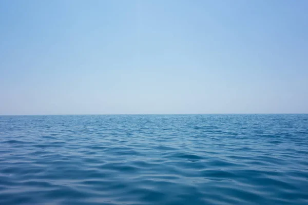 Прекрасне Море Блакитне Небо — стокове фото