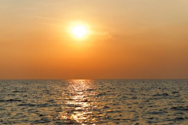 Denizin üzerinde güzel gün batımı