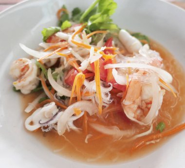 Karides ve erişte bardaklı Tayland salatası.