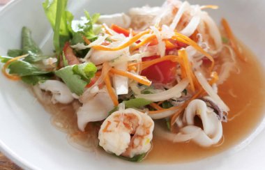 Karides ve erişte bardaklı Tayland salatası.