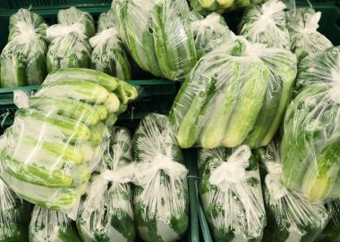 Plastik torbada salatalıklar.