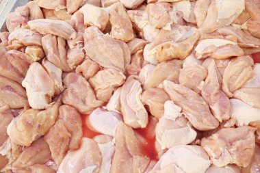 Markette çiğ tavuk göğsü.