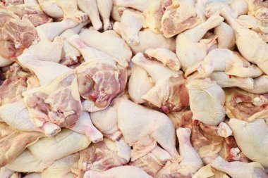 Çiğ tavuk budu yığını