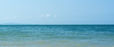 Güzel deniz ve mavi gökyüzü