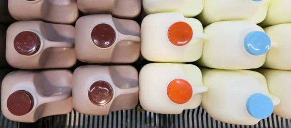 Bovenaanzicht Van Flessen Met Melk — Stockfoto