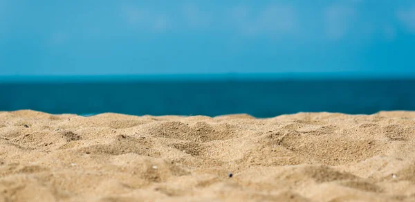 Písečná Pláž Proti Rozostřené Modré Obloze — Stock fotografie