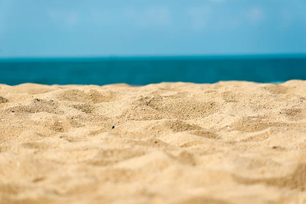 Piaszczysta Plaża Przeciwko Błękitnemu Niebu — Zdjęcie stockowe