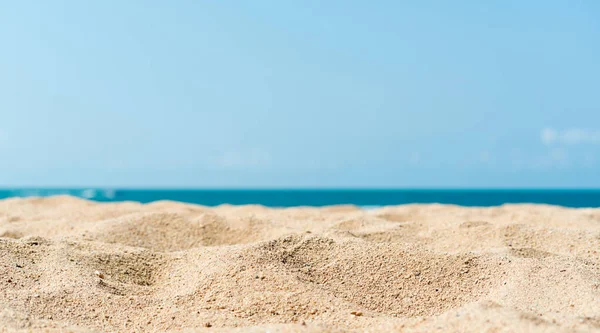 Písečná Pláž Proti Modré Obloze — Stock fotografie