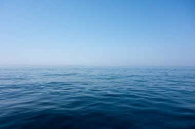 Güzel deniz ve mavi gökyüzü