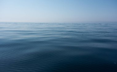 Güzel deniz ve mavi gökyüzü