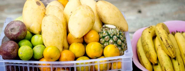 プラスチック製の箱の中の熱帯果実 — ストック写真