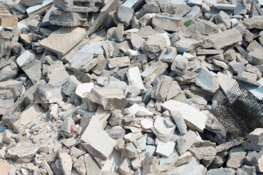 Kırık tuğla yığını