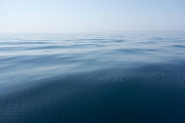 Güzel deniz ve mavi gökyüzü